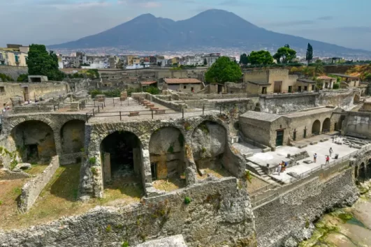 immagine composta che ritrae ercolano ed il vesuvio