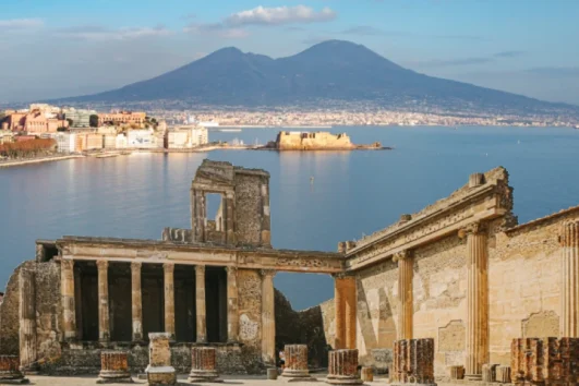 immagine composta che ritrae pompei ed il vesuvio